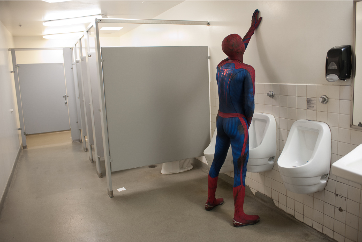 Человек паук в туалете